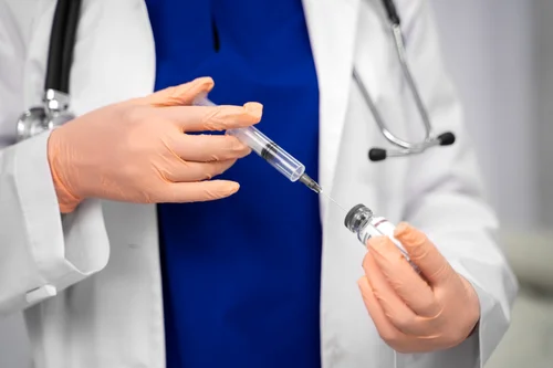 доктор с препаратом для кодировки уколом от алкоголизма